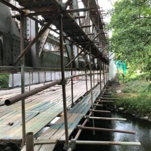 Zvedání železničního mostu v Oloví